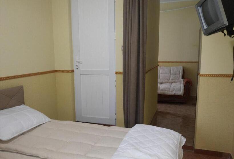 اتاق سوپریور سه تخته, Kvariati Grand Guest House