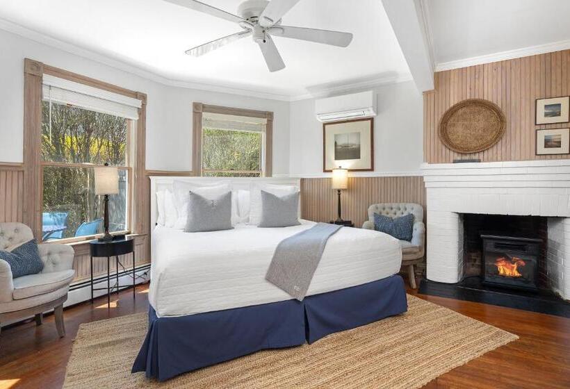 סטודיו דלוקס, Inn On The Sound