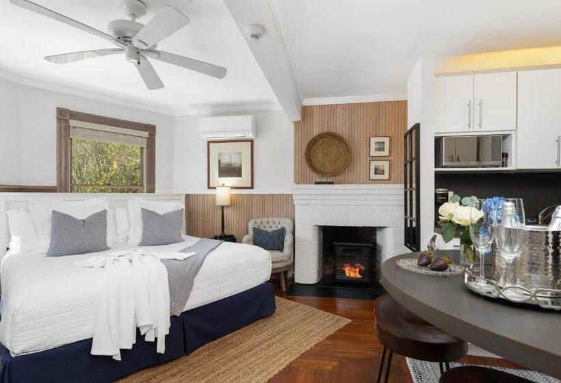 סטודיו דלוקס, Inn On The Sound