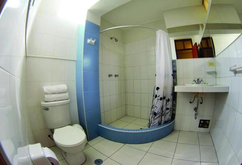 חדר קלאסי לשלושה, Takora Inn