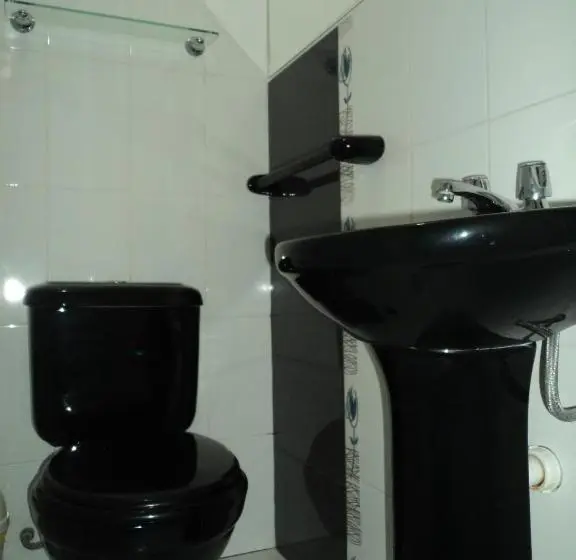 اتاق لوکس, Takora Inn