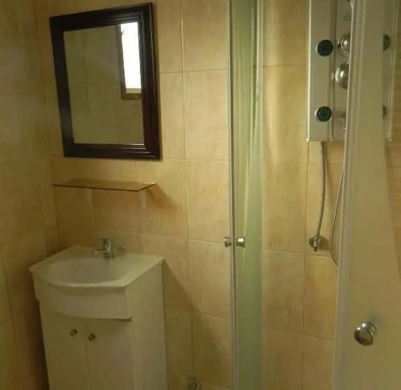 浴室共有スタンダード４人用ルーム, Hostal Parediso