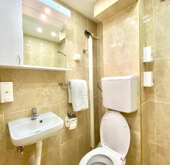 اتاق استاندارد سه نفره, Glorious Rooms