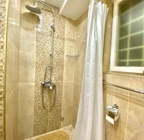 اتاق استاندارد سه تخته با سرویس بهداشتی مشترک, Glorious Rooms