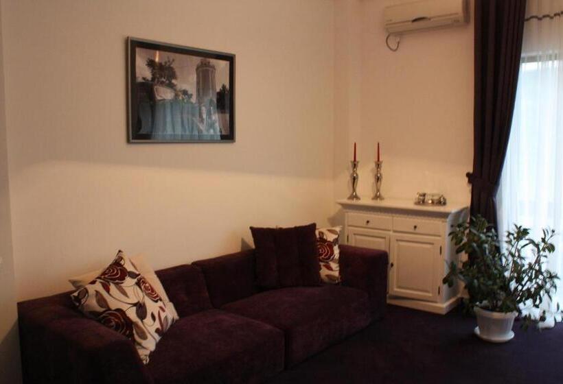 سوئیت با بالکن, Pensiunea All Seasons