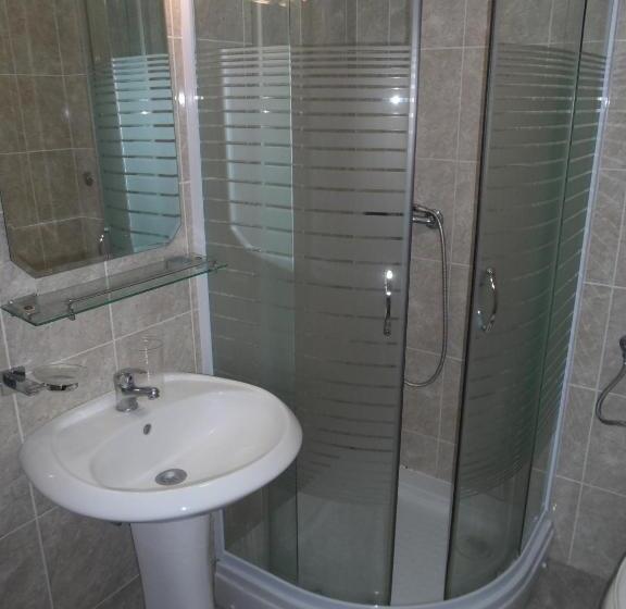 اتاق استاندارد چهارنفره با سرویس بهداشتی مشترک, Guest House Budva