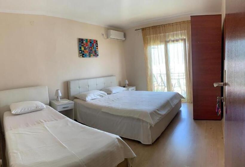 اتاق استاندارد سه تخته با سرویس بهداشتی مشترک, Guest House Budva