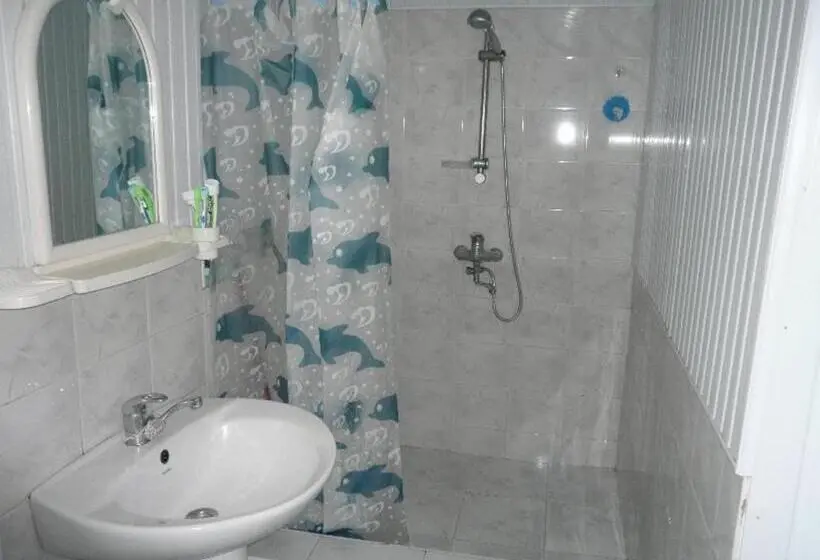 تختخواب در اتاق مشترک, Mestiatour Guest House