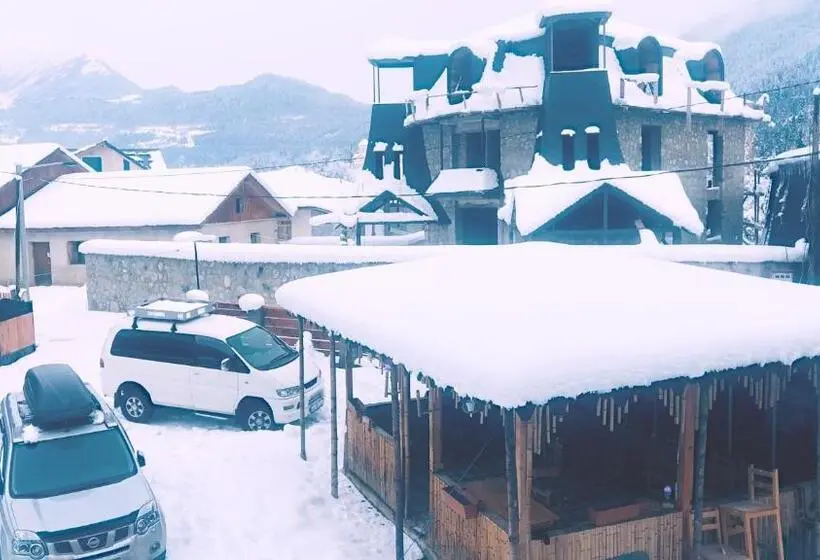 تختخواب در اتاق مشترک, Mestiatour Guest House