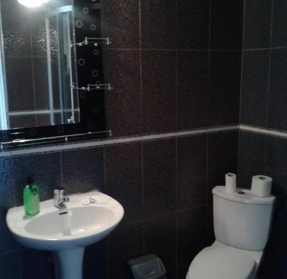 تختخواب در اتاق مشترک, Mestiatour Guest House