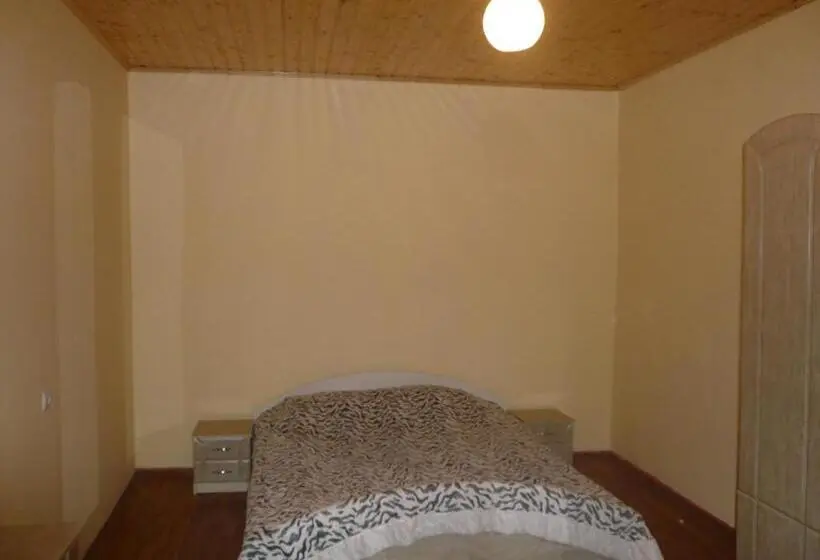 اتاق استاندارد با سرویس بهداشتی مشترک, Mestiatour Guest House