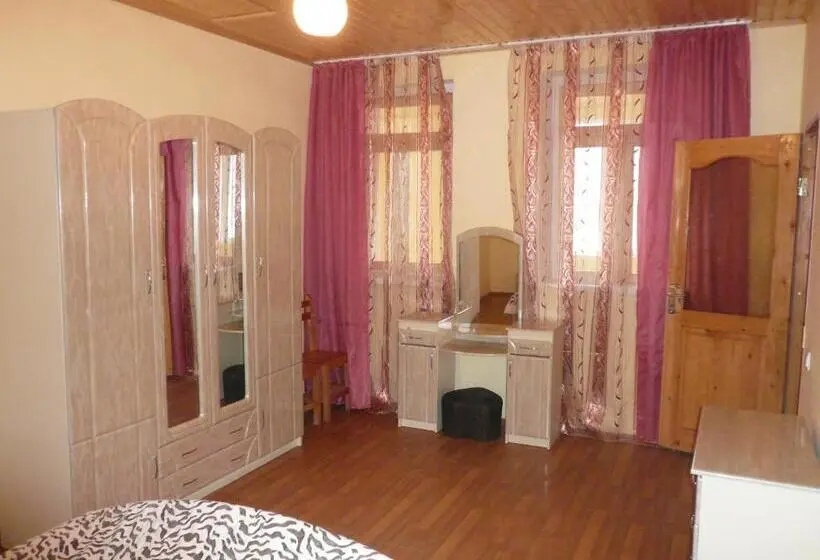 اتاق استاندارد با سرویس بهداشتی مشترک, Mestiatour Guest House