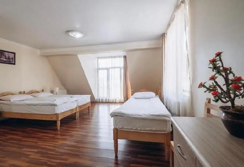اتاق استاندارد سه نفره, Mestiatour Guest House