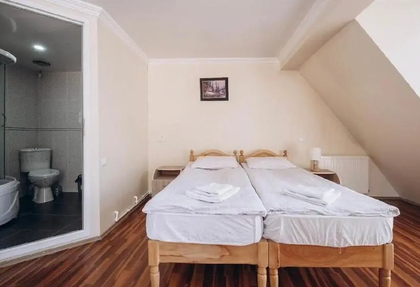 اتاق استاندارد سه نفره, Mestiatour Guest House