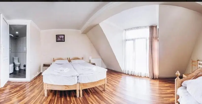 اتاق استاندارد سه نفره, Mestiatour Guest House