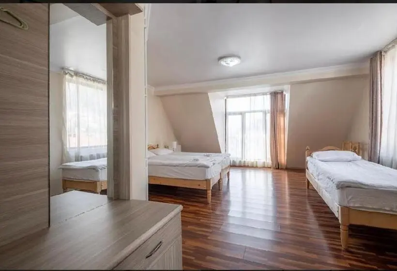 اتاق استاندارد سه نفره, Mestiatour Guest House
