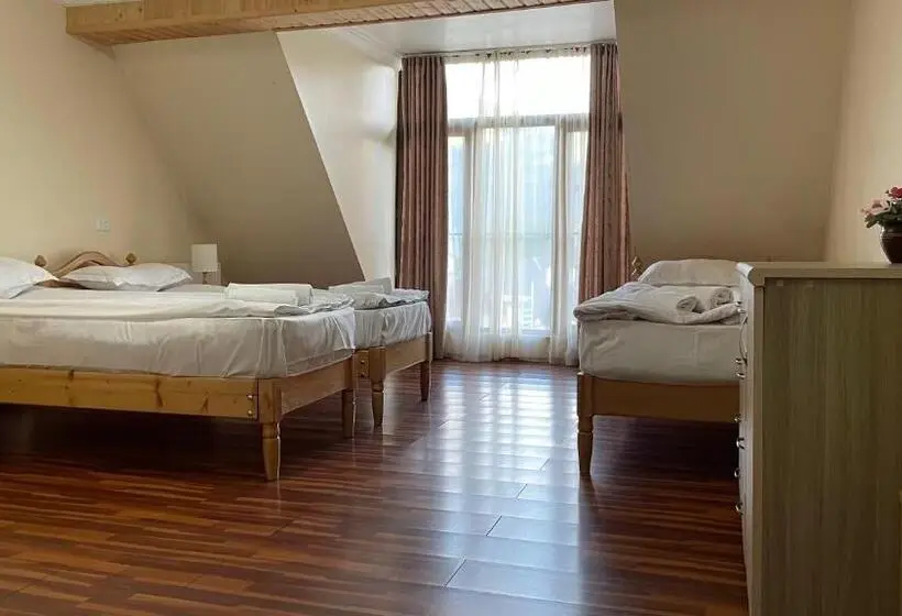 اتاق استاندارد سه نفره, Mestiatour Guest House