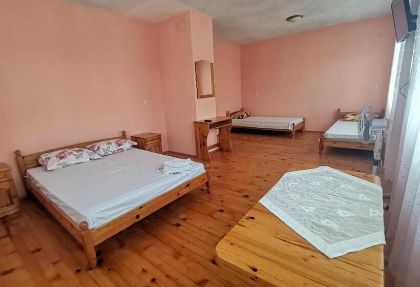 Четырехместный Номер Стандарт с Балконом, Panayotovi Guest House