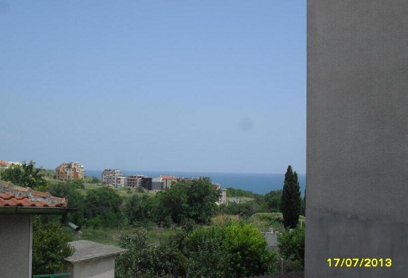 带阳台标准四人间, Panayotovi Guest House