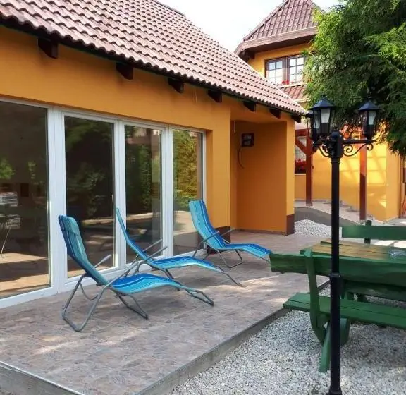 1ベッドルームハウス, Gála Panzió