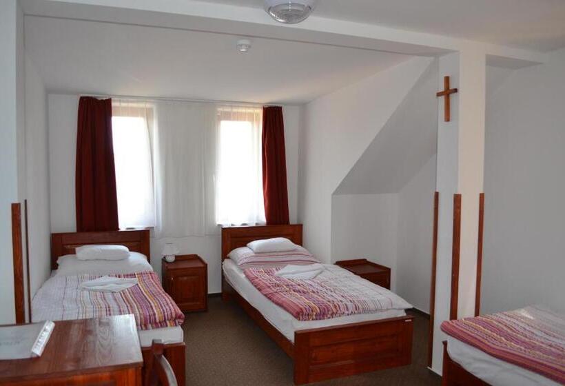 חדר סטנדרט לשלושה, Althann Vendégház és Konferencia Központ