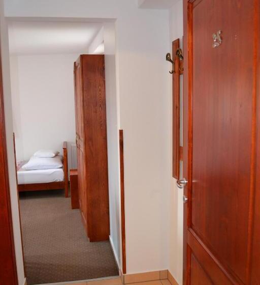 חדר סטנדרט לשלושה, Althann Vendégház és Konferencia Központ