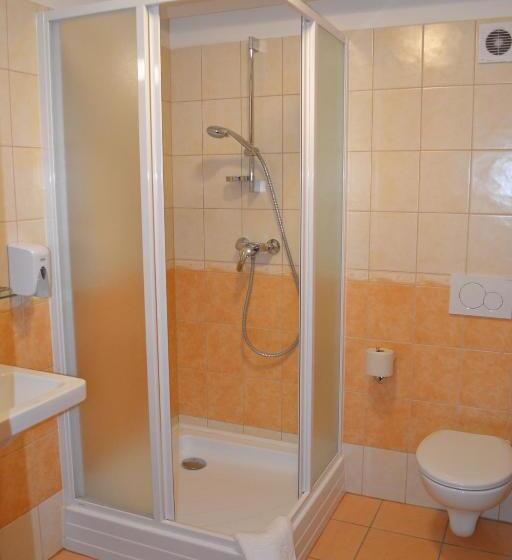 חדר סטנדרט לשלושה, Althann Vendégház és Konferencia Központ