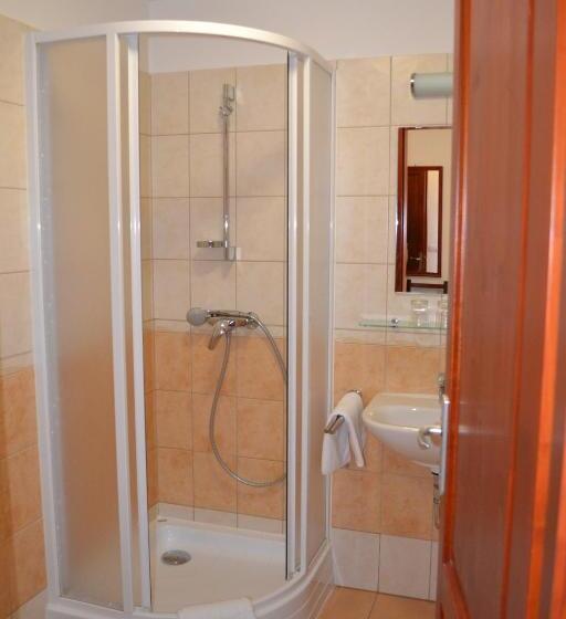 חדר סטנדרט לשלושה, Althann Vendégház és Konferencia Központ