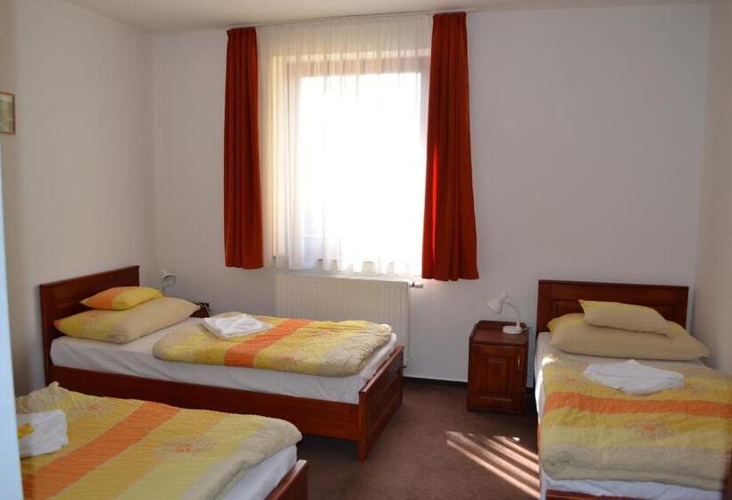 חדר סטנדרט לשלושה, Althann Vendégház és Konferencia Központ