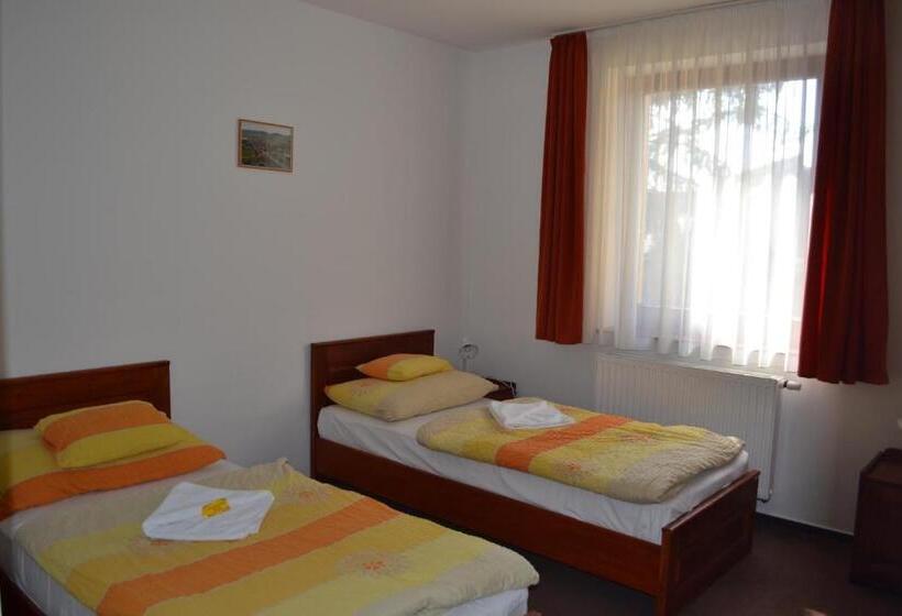 חדר סטנדרט לשלושה, Althann Vendégház és Konferencia Központ