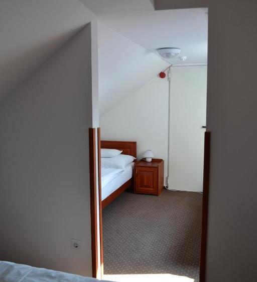 חדר סטנדרט לארבעה, Althann Vendégház és Konferencia Központ