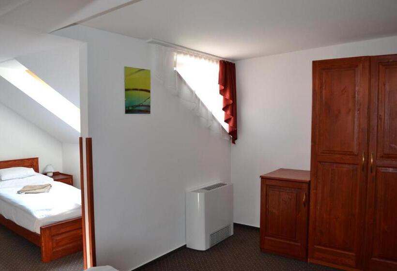 חדר סטנדרט לארבעה, Althann Vendégház és Konferencia Központ