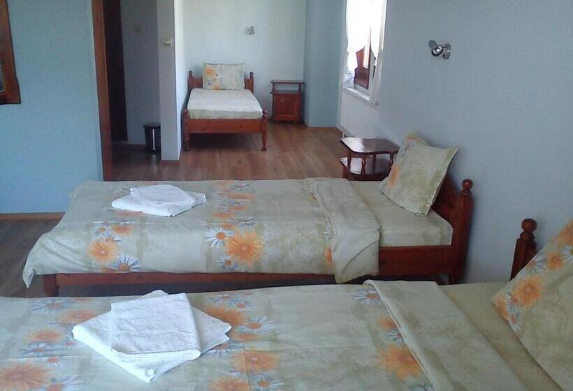 غرفة قياسية ثلاثية مزودة بشرفة, Guest House Ilinden
