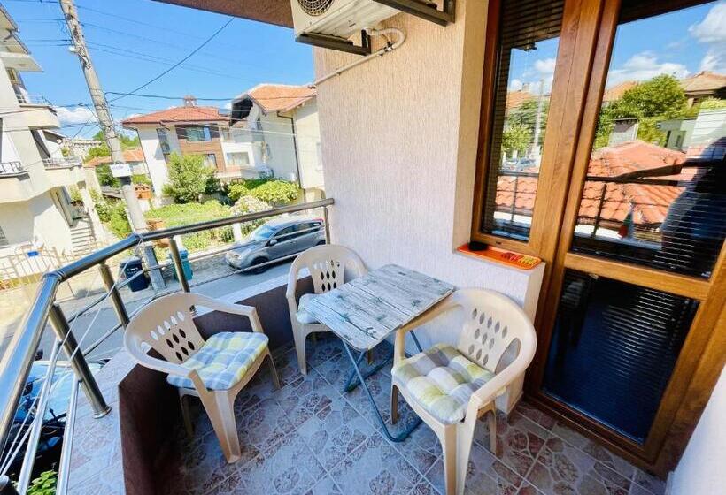标准三人间, Kastela Guest House