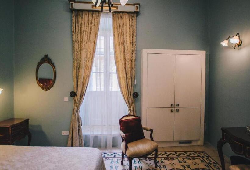 اتاق استاندارد, Sally Port Senglea