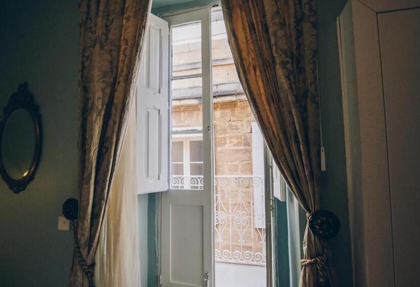 اتاق استاندارد, Sally Port Senglea