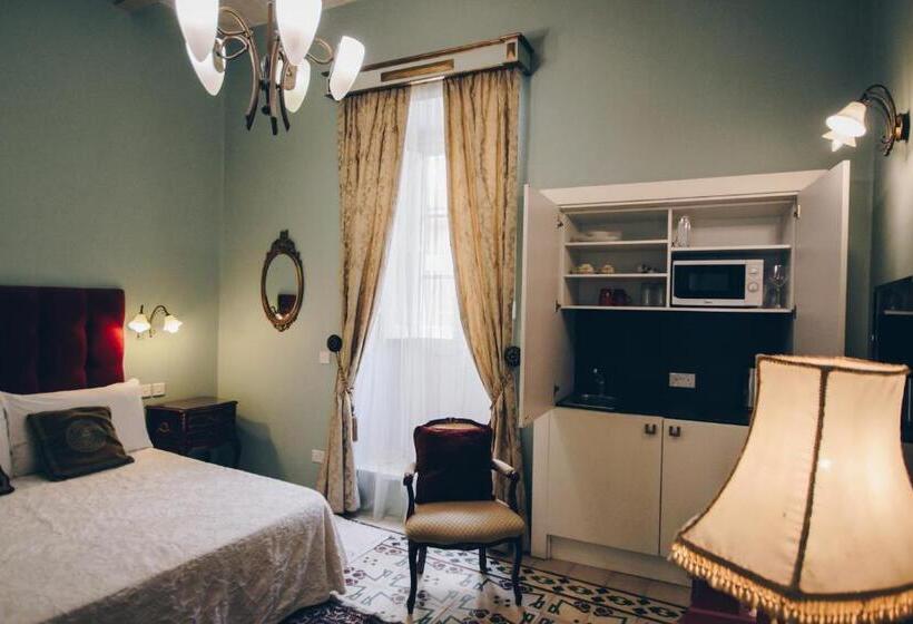 اتاق استاندارد, Sally Port Senglea