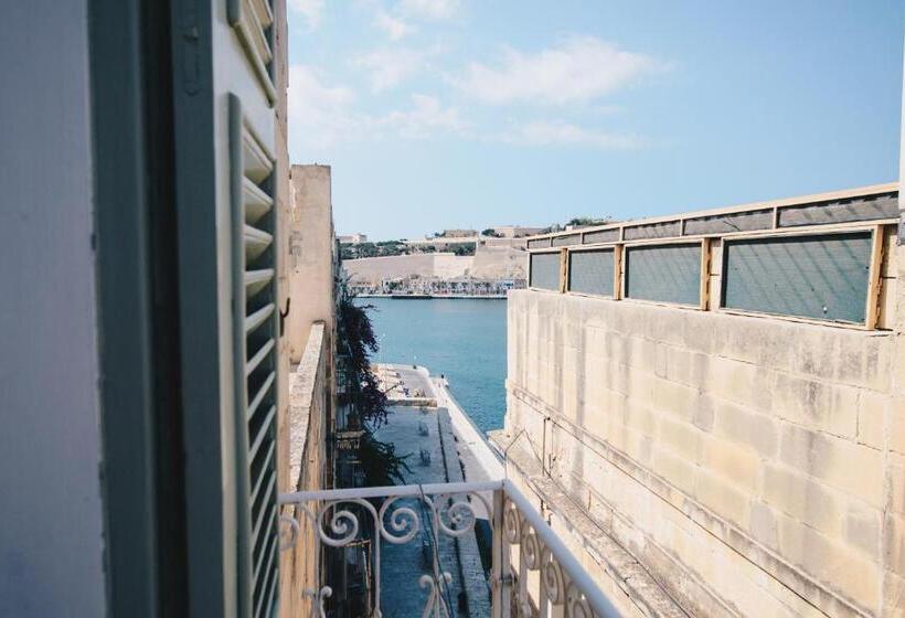 اتاق استاندارد, Sally Port Senglea