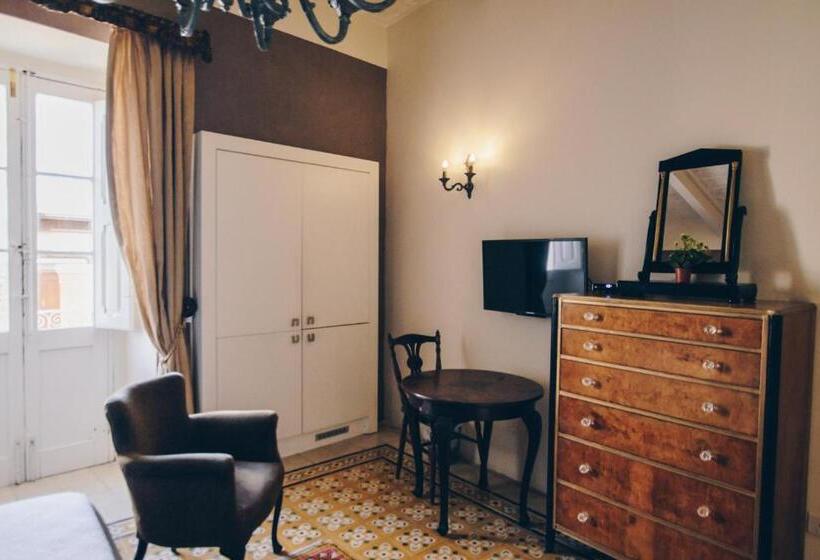 اتاق استاندارد, Sally Port Senglea