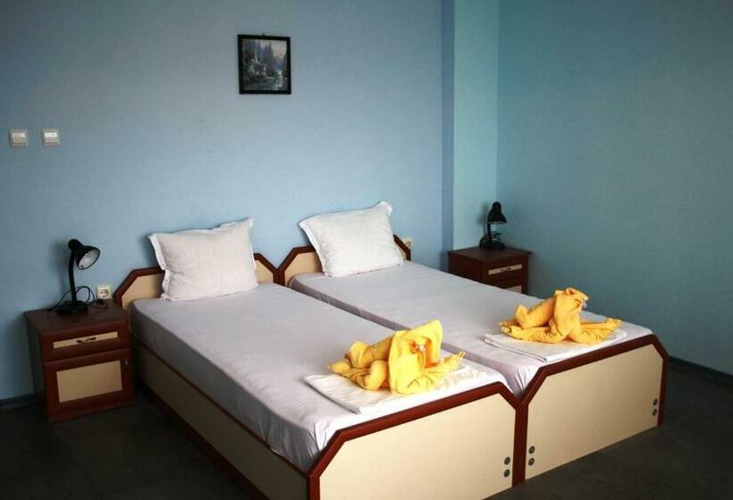 スタンダードトリプルルーム, Zoya Guest House