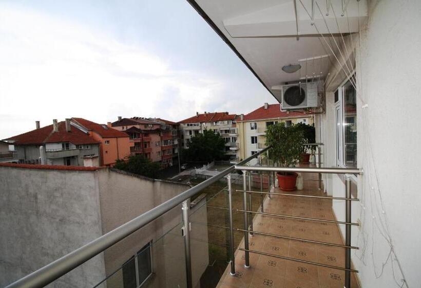 スタンダードトリプルルーム, Zoya Guest House