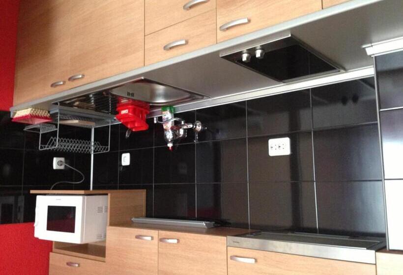 スタンダードスタジオ, Zoya Guest House