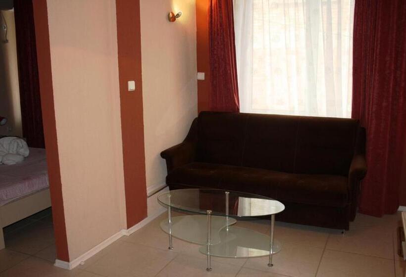 スタンダードスタジオ, Zoya Guest House