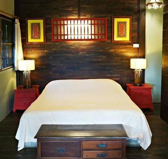 اتاق سوپریور سه تخته, The Riverside Guest House