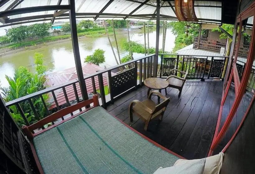 اتاق سوپریور سه تخته, The Riverside Guest House