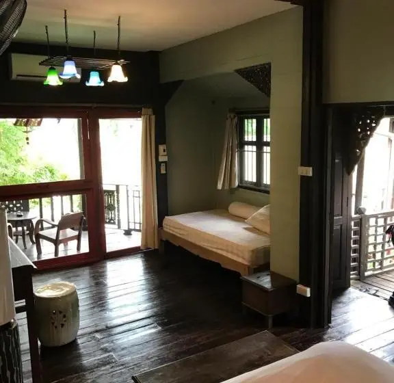 اتاق سوپریور سه تخته, The Riverside Guest House
