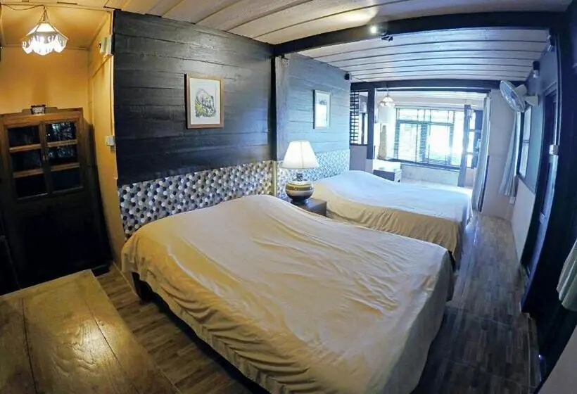 اتاق لوکس چهار تخته, The Riverside Guest House