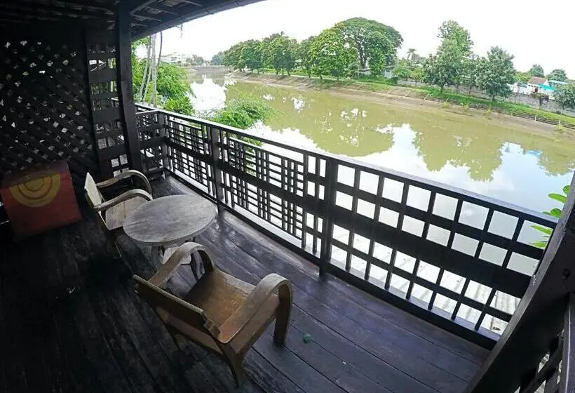 اتاق سوپریور با چشم‌انداز رودخانه, The Riverside Guest House