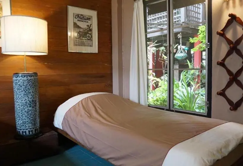 اتاق خانوادگی با چشم‌انداز باغ, The Riverside Guest House