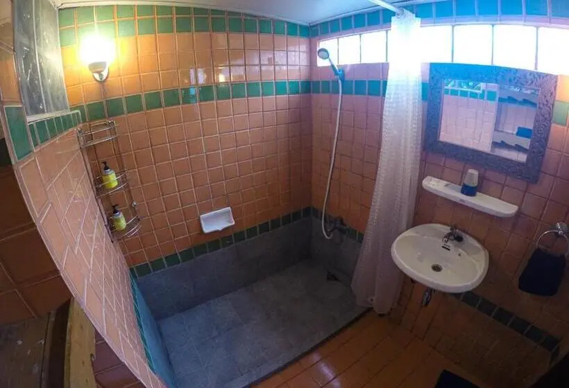 اتاق خانوادگی با چشم‌انداز باغ, The Riverside Guest House